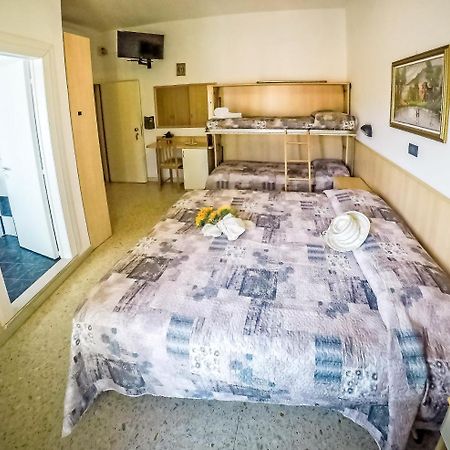 Hotel Trianon ベラーリア・イジェア・マリーナ エクステリア 写真